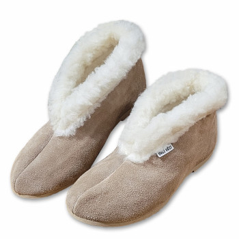 Women's closed slippers with sheep wool Cappuccino