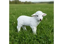 Zahradní ovečka jehně stojící