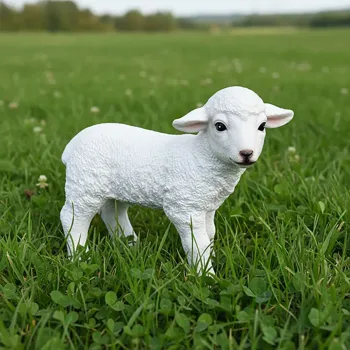 Zahradní ovečka jehně stojící