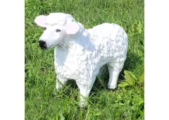 Zahradní ovečka stojící